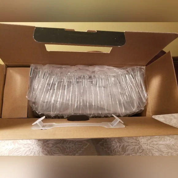 NEW Portable LCD Movie Projector - Picture 7 of 8